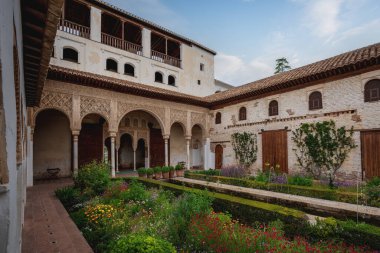 Granada, İspanya - 24 Mayıs 2019: Kraliyet Odası (Salon Regio) ve Kanal Avlusu (Patio de la Acequia) Alhambra Generalife Sarayı - Granada, Endülüs, İspanya