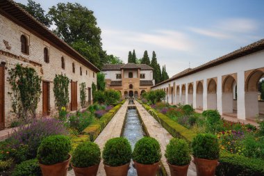 Granada, İspanya - 24 Mayıs 2019: Alhambra Generalife Sarayı 'ndaki Kanal Avlusu (Patio de la Acequia) Granada, Endülüs, İspanya