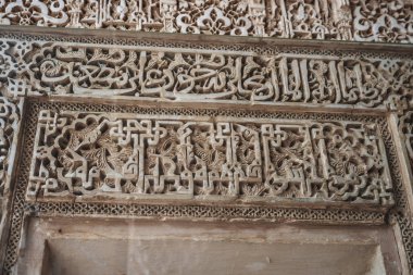 Granada, İspanya - 24 Mayıs 2019: Alhambra Generalife Sarayı 'ndaki Kraliyet Odası (Salon Regio) duvarındaki Stucco süslemesi - Granada, Endülüs, İspanya
