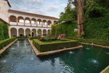 Granada, İspanya - 24 Mayıs 2019: Alhambra Generalife Bahçeleri 'nde Sultana (Patio de la Sultana) avlusu - Granada, Endülüs, İspanya