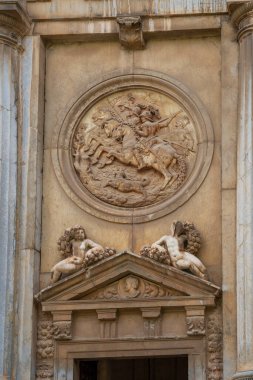 Granada, İspanya - 24 Mayıs 2019: Alhambra 'daki Charles V Sarayı' nın Kapısı üzerindeki dekorasyon - Granada, Endülüs, İspanya