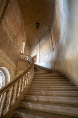 Granada, İspanya - 24 Mayıs 2019: Alhambra 'daki Charles V Sarayı Merdiveni - Granada, Endülüs, İspanya