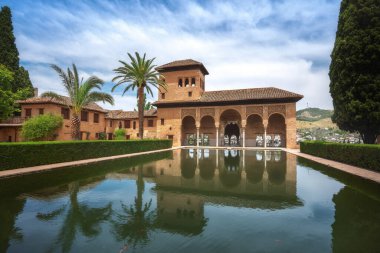 Granada, İspanya - 24 Mayıs 2019: Alhambra El Partal bölgesindeki Partal Sarayı - Granada, Endülüs, İspanya