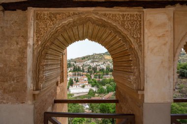 Granada, İspanya - 24 Mayıs 2019: Alhambra 'nın El Partal bölgesindeki Partal Sarayı' nın pencere manzarası - Granada, Endülüs, İspanya