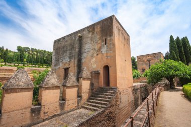 Granada, İspanya - 24 Mayıs 2019: Hakim Kulesi (Torre del Cadi) ve Esir Kulesi (Torre de la Cautiva) Alhambra 'daki Paseo de las Torres - Granada, Endülüs, İspanya