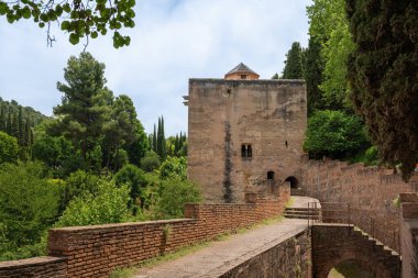 Granada, İspanya - 24 Mayıs 2019: Paseo de las Infantas 'taki Prensesler Kulesi (Torre de las Infantas) - Granada, Endülüs, İspanya