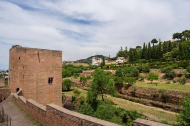 Granada, İspanya - 24 Mayıs 2019: Esir Kulesi (Torre de la Cautiva) Alhambra 'daki Paseo de las Torres - Granada, Endülüs, İspanya