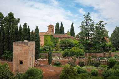 Granada, İspanya - 24 Mayıs 2019: Tutsak Kulesi (Torre de la Cautiva) ve San Francisco Manastırı - Granada, Endülüs, İspanya