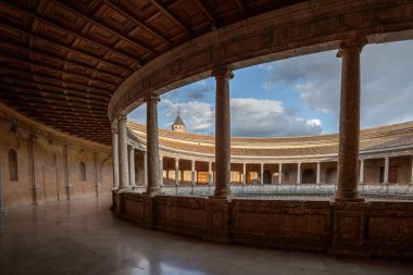 Granada, İspanya - 25 Mayıs 2019: Alhambra 'daki Charles V Sarayı' nın üst katı - Granada, Endülüs, İspanya