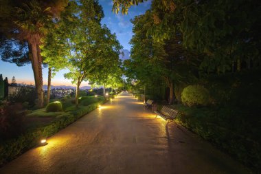 Granada, İspanya - 25 Mayıs 2019: Geceleri Alhambra 'nın Generalife Bahçeleri - Granada, Endülüs, İspanya