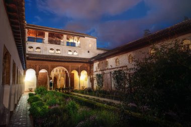 Granada, İspanya - 25 Mayıs 2019: Kanal 'ın Avlusu (Patio de la Acequia) geceleyin Alhambra Generalife Sarayı - Granada, Endülüs, İspanya