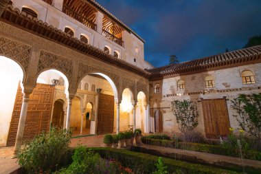 Granada, İspanya - 25 Mayıs 2019: Kraliyet Odası (Salon Regio) ve Kanal Avlusu (Patio de la Acequia) geceleri Alhambra Generalife Sarayı - Granada, Endülüs, İspanya