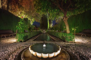 Granada, İspanya - 25 Mayıs 2019: Geceleri Alhambra 'nın Generalife Bahçeleri - Granada, Endülüs, İspanya