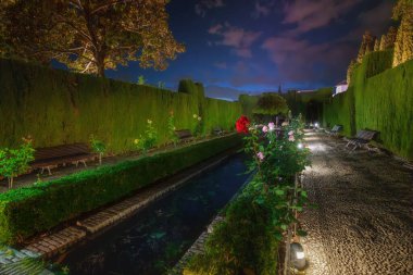 Granada, İspanya - 25 Mayıs 2019: Geceleri Alhambra 'nın Generalife Bahçeleri - Granada, Endülüs, İspanya