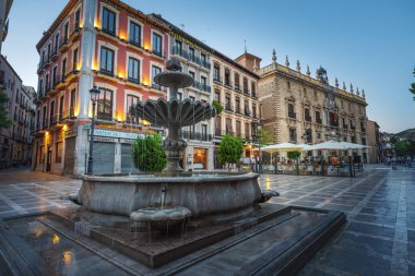 Granada, İspanya - 27 Mayıs 2019: Sunset Plaza Nueva Meydanı Çeşmesi - Granada, Endülüs, İspanya