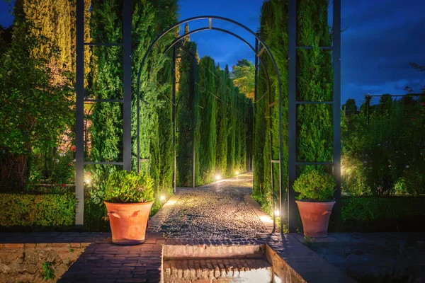 グラナダ スペイン 2019年5月25日 夜のアルハンブラ宮殿の一般的な庭園 グラナダ アンダルシア スペイン — ストック写真