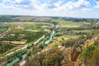 Guadalete Nehri ve Vadisi 'nin havadan görünüşü - Arcos de la Frontera, Cadiz, İspanya