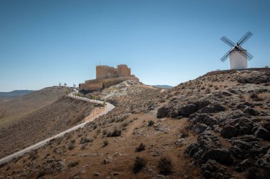 Consuegra Şatosu (La Muela Kalesi) ve Cerro Calderico 'daki yel değirmenleri - Consuegra, Castilla-La Mancha, İspanya