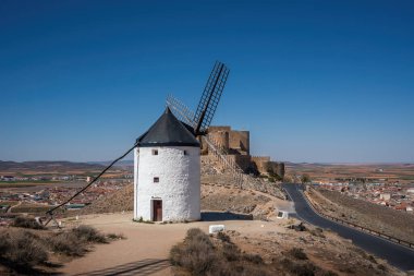 Cardeno Windmill ve Consuegra Şatosu (La Muela Kalesi) Cerro Calderico - Consuegra, Castilla-La Mancha, İspanya