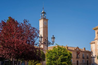 Saat Kulesi (Torre del Reloj) ve Plaza de Espana Meydanı 'ndaki Consuegra Belediye Binası - Consuegra, Castilla-La Mancha, İspanya
