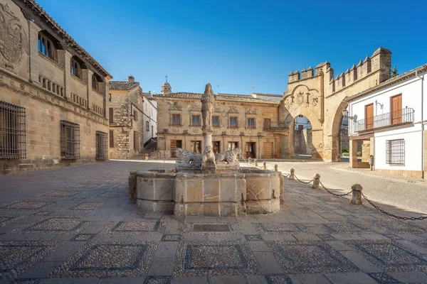 Plaza del Populo Meydanı ve Leones Çeşmesi - Baeza, Jaen, İspanya