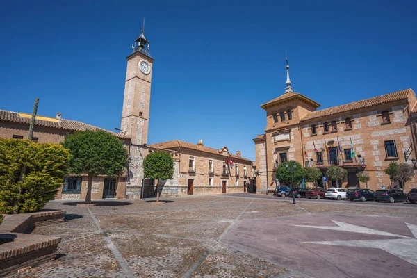 Plaza de Espana Meydanı Saat Kulesi (Torre del Reloj) ve Consuegra Belediye Binası - Consuegra, Castilla-La Mancha, İspanya
