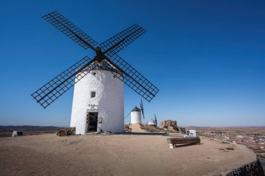 Consuegra, İspanya - 28 Mart 2019: Cerro Calderico 'daki Windimills ve Consuegra Şatosu (La Muela Kalesi) - Consuegra, Castilla-La Mancha, İspanya
