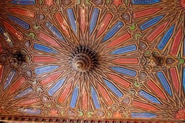 Jaen, İspanya - 1 Haziran 2019: Memur Iranzo Sarayı 'ndaki Mudejar Salonu Tavanı (Palacio del Condestable Iranzo) - Jaen, İspanya