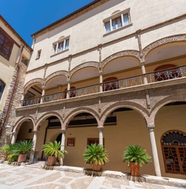 Jaen, İspanya - 1 Haziran 2019: Memur Iranzo Sarayı (Palacio del Condestable Iranzo) - Jaen, İspanya