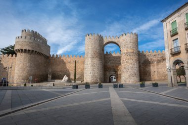 Avila 'nın Orta Çağ Duvarları' nda Puerta del Alcazar Kapısı ve Torre del Homenage (Keep)