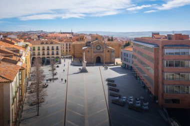 San Pedro Kilisesi 'nin bulunduğu Plaza del Mercado Grande Meydanı Avila, İspanya