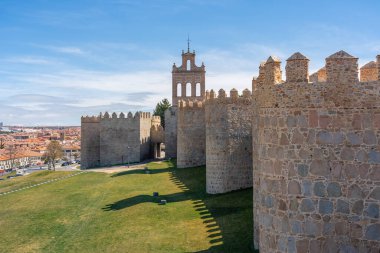 Avila Ortaçağ Duvarları Puerta del Carmen Gate ve Bell Gable - Avila, İspanya