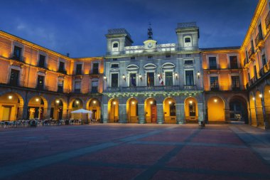 Geceleri Plaza del Mercado Chico Meydanı 'ndaki Avila Belediye Binası - Avila, İspanya