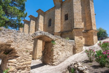 16. yüzyıldan kalma Hıristiyan Kalesi kapısı Iglesia de la Villa Kilisesi eski Montefrio Kalesi - Montefrio, Endülüs, İspanya