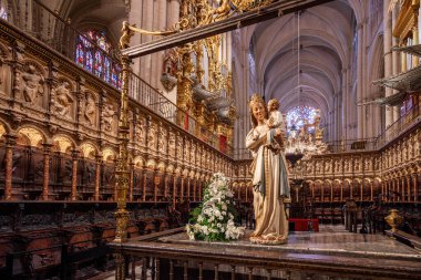 Toledo, İspanya - 26 Mart 2019 Toledo Katedrali İçi Koro ve Virgen Blanca Heykeli