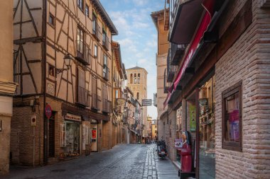 Toledo, İspanya - 26 Mart 2019: Sokak ve Santo Tome Kilisesi - Toledo, İspanya