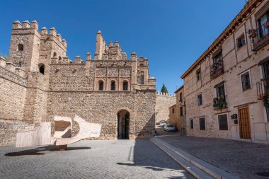 Toledo, İspanya - 27 Mart 2019: Puerta de Alfonso VI Gate (Puerta de Bisagra) - Toledo, İspanya