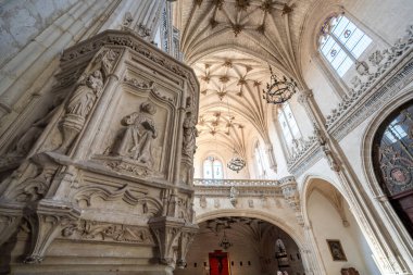 Toledo, İspanya - 27 Mart 2019: San Juan de los Reyes Manastırı Kilise Kürsüsü - Toledo, İspanya