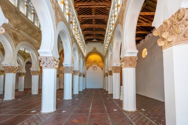 Toledo, İspanya - 27 Mart 2019: Santa Maria la Blanca İçişleri Sinagogu - Toledo, İspanya