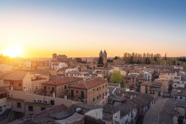Toledo Skyline, Puerta de Bisagra Nueva Gate ve Santiago del Arrabal Kilisesi ile gün batımında.