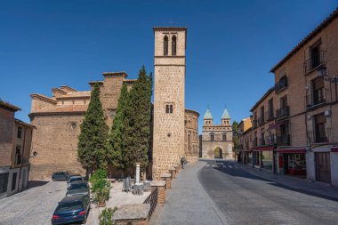 Santiago del Arrabal Kilisesi ve Puerta de Bisagra Nueva Kapısı - Toledo, İspanya