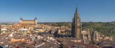 Katedral ve Alcazar ile Toledo 'nun panoramik hava manzarası - Toledo, İspanya
