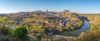 Toledo Skyline Katedral, Alcazar ve Tagus Nehri 'nin panoramik manzarası - Toledo, İspanya