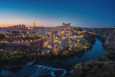 Geceleri Katedral, Alcazar ve Tagus Nehri ile Toledo Skyline, İspanya