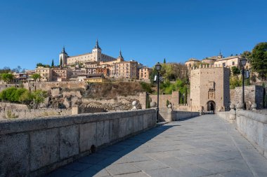 Alcantara Köprüsü ve Toledo Alcazar - Toledo, İspanya