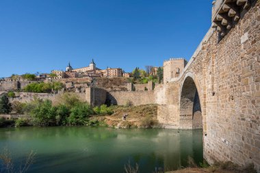 Toledo Skyline ile Toledo Alcazar, Alcantara Köprüsü ve Tagus Nehri - Toledo, İspanya