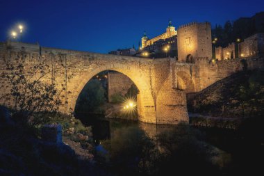 Gece Alcantara Köprüsü ve Toledo Alcazar - Toledo, İspanya