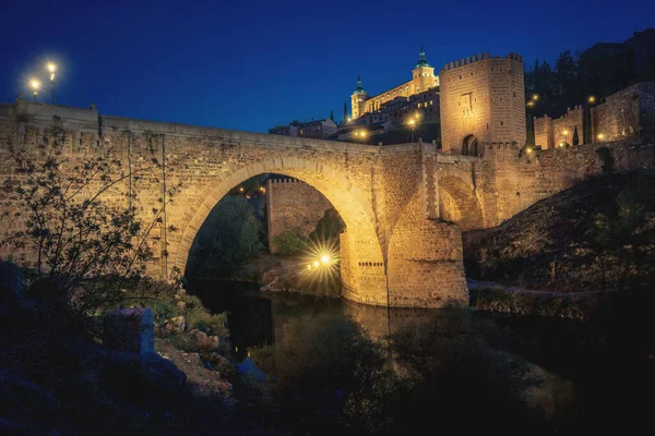 Puente Alcántara Alcázar Toledo Por Noche Toledo España — Foto de Stock
