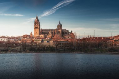 Gün batımında Salamanca Skyline ile Katedral ve Tormes Nehri - Salamanca, İspanya