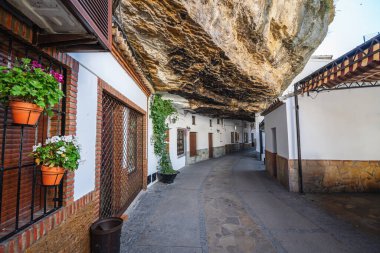 Calle Cuevas de la Sombra Sokağı - Setenil de las Bodegas, Endülüs, İspanya